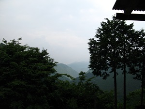 緑に囲まれた山荘の正面には遠く御岳山が見えます
